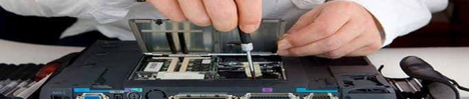 Technicien réparant un pc portable-Dépannage informatique Avignon